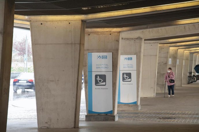 Una mujer camina por las inmediaciones del Hospital de San Millán-San Pedro donde declara por videoconferencia el líder del Frente Polisario, Brahim Ghali, a 1 de junio de 2021, en Logroño, La Rioja, (España).