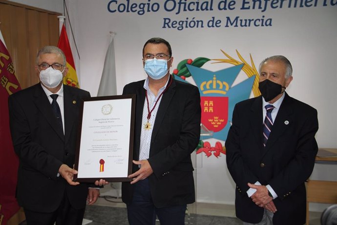 Carmelo Gómez (c.) junto a Manuel García, presidente del Colegio, y  Eduardo Estrella, secretario del mismo