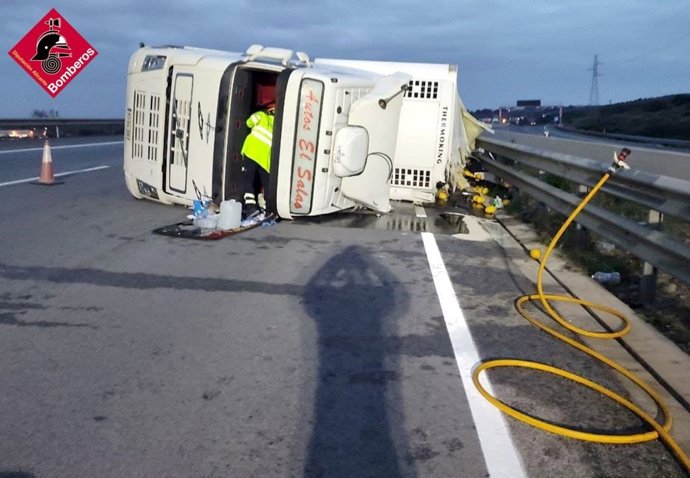 Vuelca un camión de 24 toneladas y produce un derrame de 500 litros de gasoil en la A-7 en Elche