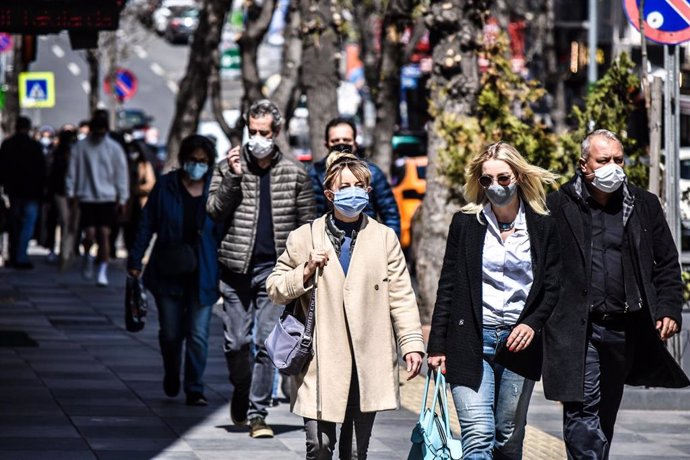 Archivo - Personas con mascarillas 