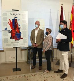 El alcalde de Logroño, Pablo Hermoso de Mendoza, la presidenta de la Asociación de la Prensa de La Rioja, Ana Castellanos, presentan el El sitio de Logroño 1521, una crónica en verso del V Centenario acompañados del concejal de Festejos Kilian Cruz