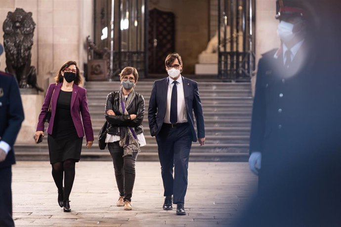 El líder del PSC en el Parlament, Salvador Illa (d), sale del Palau de la Generalitat, tras asistir a la posesión del cargo como presidente de la Generalitata de Pere Aragons, a 24 de mayo de 2021, en Barcelona, Catalunya (España). La ceremonia, a la q