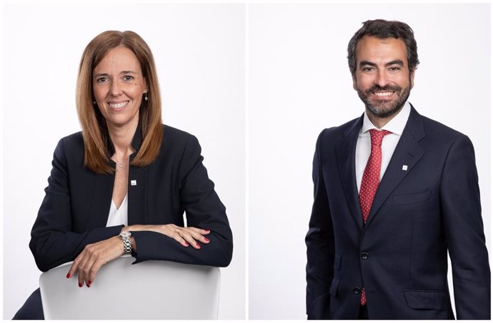 Archivo - Blanca Pfretzschner y Gonzalo de la Puente, del equipo de distribución de AXA XL Iberia.