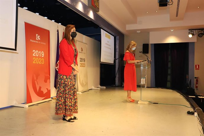 La responsable de Régimen Interior en la Diputación de Córdoba, Felisa Cañete (izda.), en la apertura del curso 'Los desafíos de la administración local en la era post covid'.