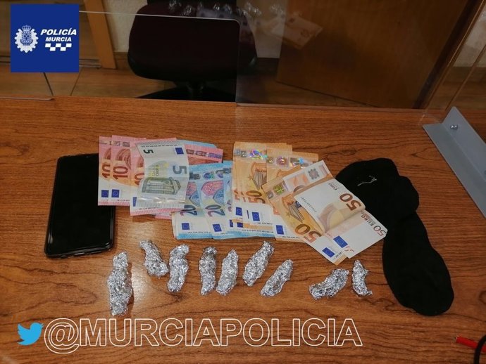 Policía Local de Murcia detiene a un joven por un presunto delito contra la salud pública