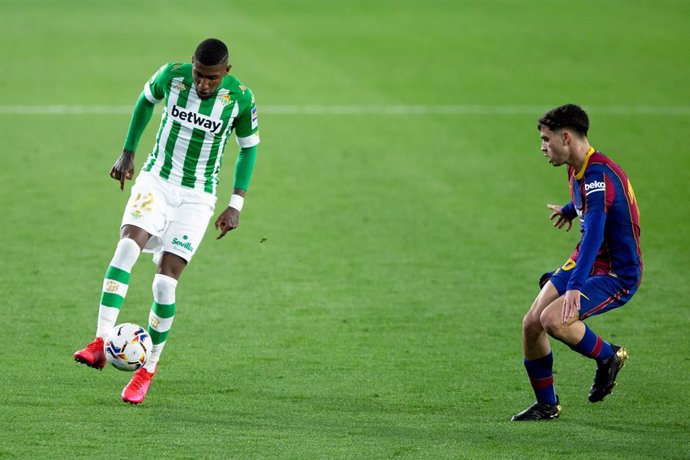 Archivo - Emerson Royal of Real Betis and Pedro "Pedri" Gonzalez of Barcelona during LaLiga, football match played between Real Betis Balompie and Futbol Club Barcelona at Benito Villamarin Stadium on February 7, 2021 in Sevilla, Spain.