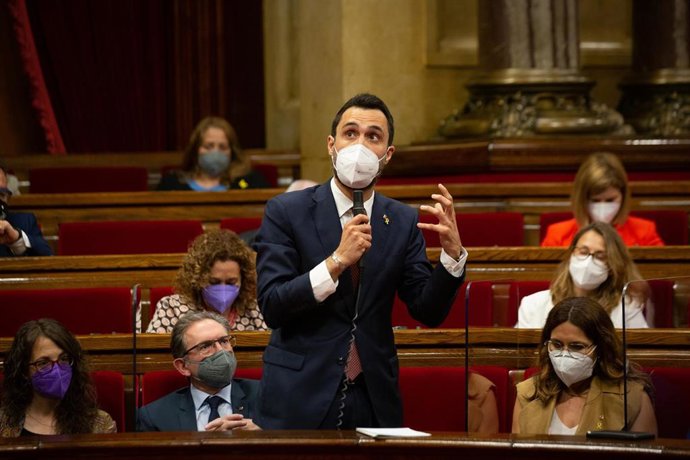 El conseller de Empresa y Trabajo de la Generalitat, Roger Torrent, en el pleno del Parlament.