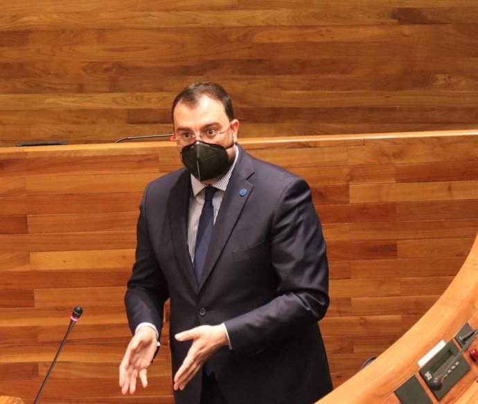 El presidente del Principado, Adrián Barbón, en el pleno de la Junta GEneral.