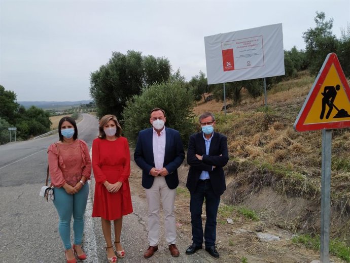 El delegado de Medio Natural y Carreteras de la Diputación de Córdoba, Francisco Palomares (segundo por la dcha.), en la CO-3102.