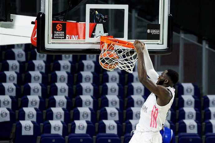 Archivo - Usman Garuba of Real Madrid in action during the 2020/2021 Turkish Airlines Euroleague Play Off Game 4 between Real Madrid and Anadolu Efes Istanbul at WiZink Center on April 29, 2021 in Madrid, Spain.
