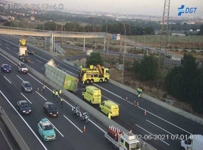 Reabierta la A-2, cortada en San Fernando por el vuelco de un camión de cerdos