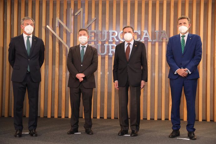 (Izq-dcha) El  presidente de Eurocaja Rural Javier López Martínez, el presidente regional, Emiliano García-Page, el Ministro de Agricultura, Luis Planas, y el director general de Eurocaja Rural, Víctor Manuel Martín