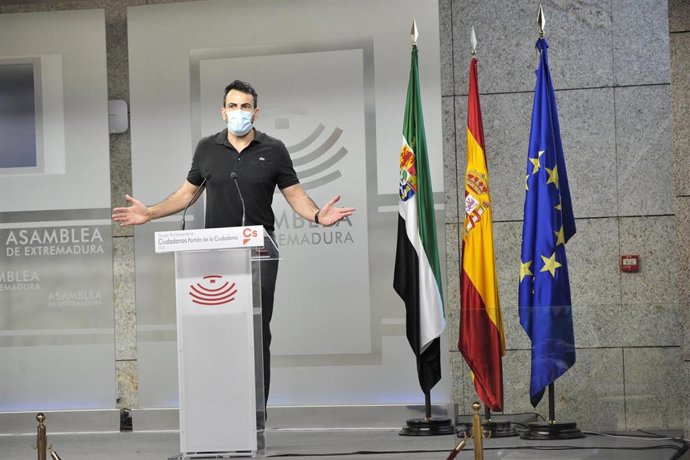 El portavoz de Cs en la Asamblea, en una rueda de prensa.