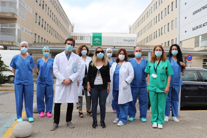En la imagen, la donante de córnea junto al equipo de profesionales del Hospital Juan Ramón Jiménez que lo ha hecho posible.