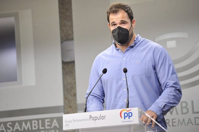 El portavoz de Empleo del Grupo Popular en la Asamblea de Extremadura, Javier Cienfuegos, en rueda de prensa para valorar el paro de mayo en la región