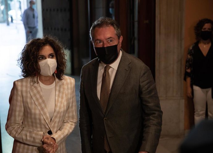 La ministra de Hacienda, María Jesús Montero,y el alcalde de Sevilla, Juan Espadas, antes de reunirse en el Ayuntamiento