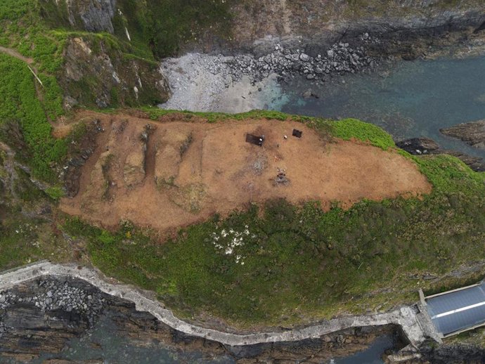 Trabajos de la campaña arqueológica en el castro de Peña Castiel, en Luarca.