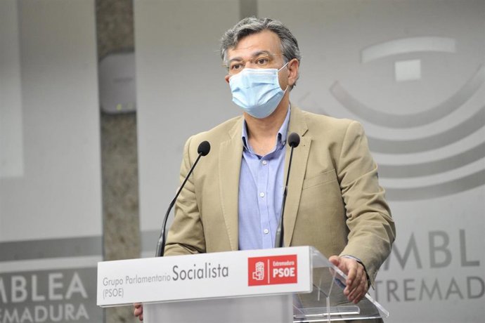 El portavoz del PSOE de Extremadura, Juan Antonio González, en rueda de prensa.