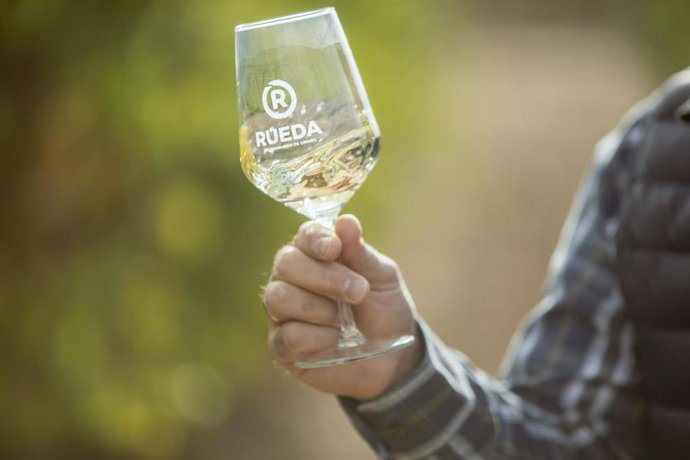 Archivo - Imagen de una copa con vino de la Denominación de Origen Rueda.