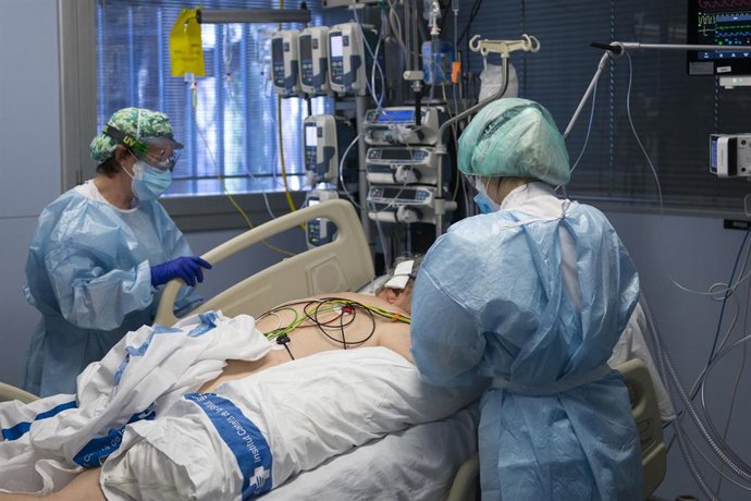 Personal sanitario atendiendo a un paciente ingresado en la Unidad de Cuidados Intensivos (UCI) 