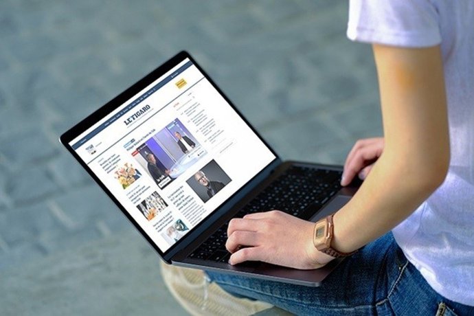 Una persona consulta un medio digital