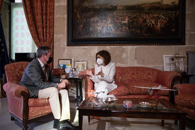 La ministra de Hacienda, María Jesús Montero, en la reunión con el alcalde de Sevilla, para tratar temas estratégicos de la ciudad a 02 de junio del 2021 en el ayuntamiento de Sevilla, Andalucía, España