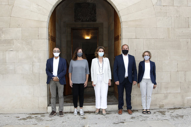 El vicepresidente y conseller de Transición Energética, Juan Pedro Yllanes; la presidenta del Govern, Francina Armengol, la ministra para la Transición Ecológica y Reto Demográfico, Teresa Ribera, y el conseller de Medio Ambiente, Miquel Mir.