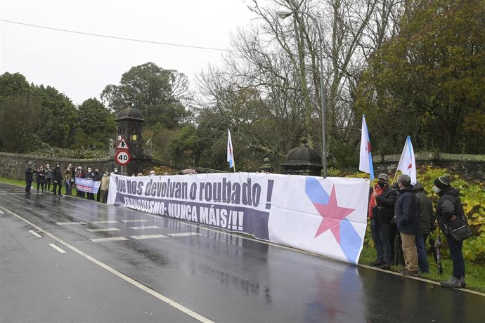 Archivo - Movilización en las inmediaciones del Pazo de Meirás el día de su entrega al Estado