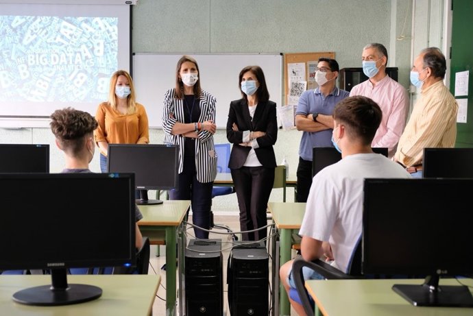 La delegada de Educación y Deporte, Mercedes García Paine, ha visitado el IES Portada Alta de la capital malagueña para informar de la nueva oferta de FP