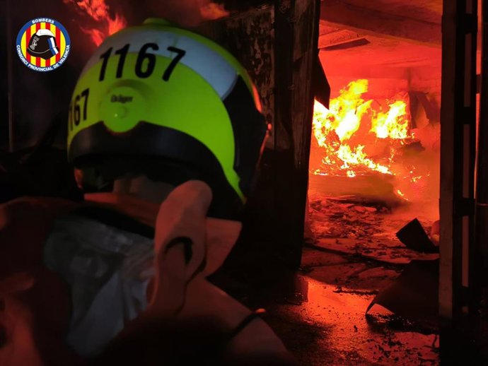 Los bomberos intervienen en un incendio industrial en Benifaió