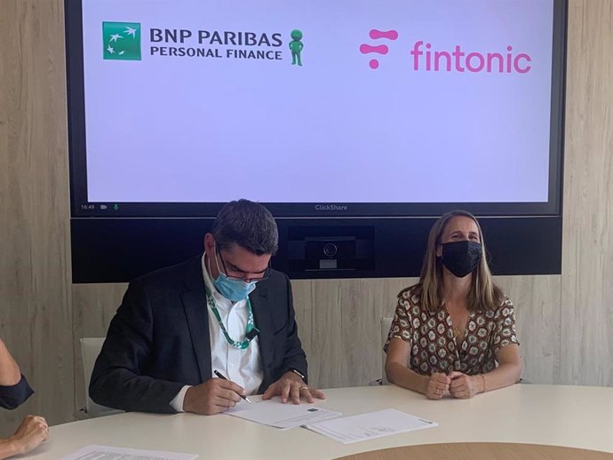 Firma del acuerdo entre BNP Paribas Personal Finance y Fintonic.