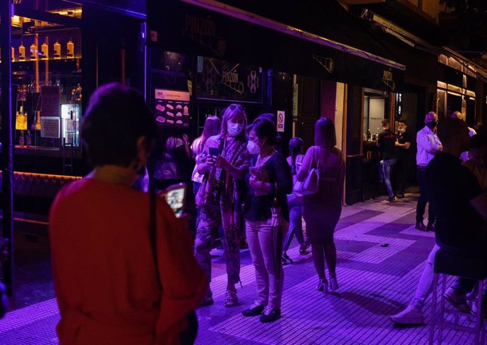 Terrazas de bares de copas en la primera noche sin toque de queda tras el fin del estado de alarma, a 09 de mayo de 2021, en Sevilla