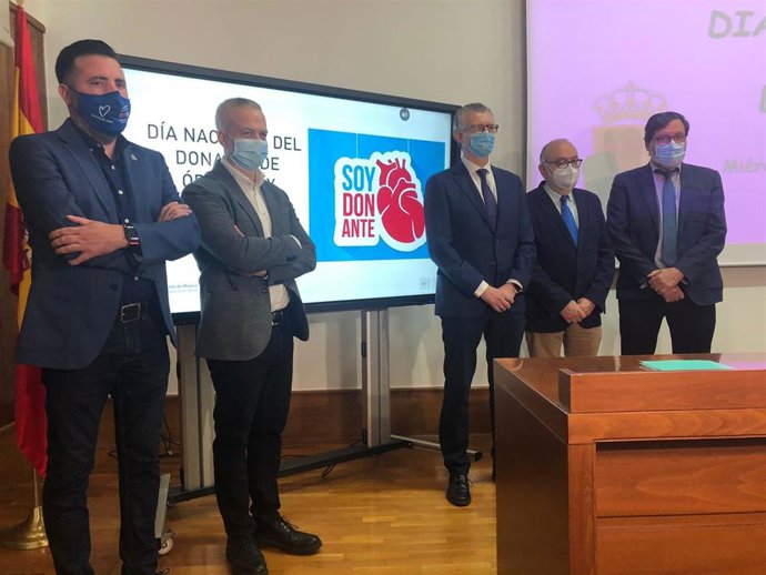 El consejero de Salud, Juan José Pedreño, junto al director general de Salud Pública, José Jesús  Guillén, y el coordinador regional de trasplantes, el doctor Ricardo Robles