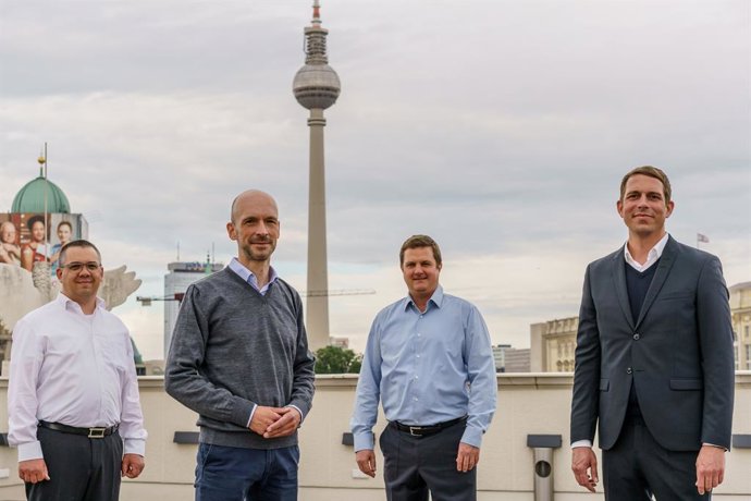 Felix Prmel, Henning Ahlert, Jonas Leismann (junokai) junto a Mark Maass (Majorel)