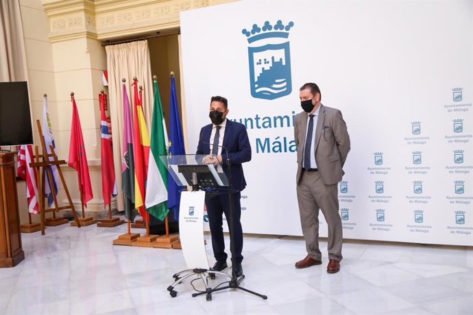 El concejal delegado del Área de Derecho Social, Igualdad, Políticas Inclusivas y Vivienda de Málaga, Francisco Pomares acompañado del presidente del Colegio de Administradores de Fincas Manuel Jimenez Caro, en rueda de prensa