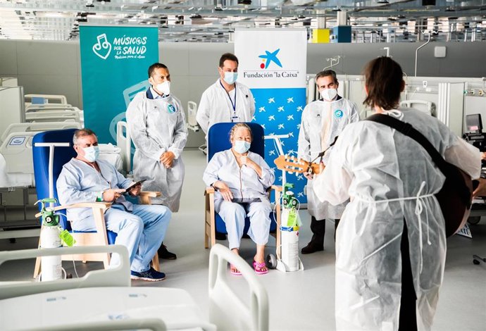 Fundación la Caixa, CaixaBank y Músicos por la Salud entrena 100 tables con contenido musical a pacientes del Zendal
