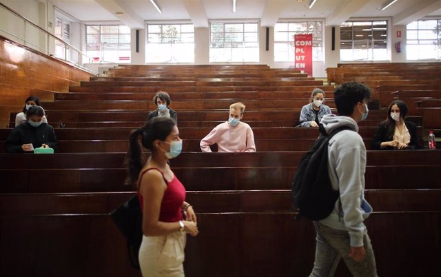 Archivo - Varios alumnos se colocan para realizar los exámenes de la EvAU programados en el aula de examen de la Facultad de Derecho de la Universidad Complutense, Ciudad Universitaria, en Madrid (España), a 8 de septiembre de 2020.