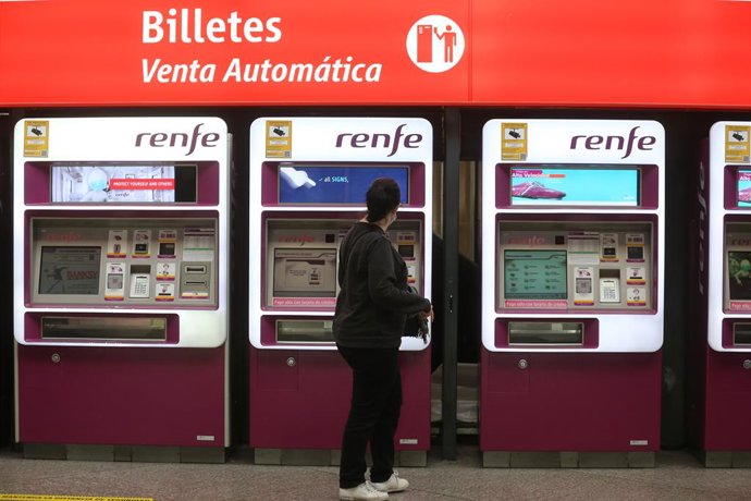 Una mujer hace uso de las máquinas de Venta Automática de Renfe Cercanías en la estación de Madrid-Puerta de Atocha