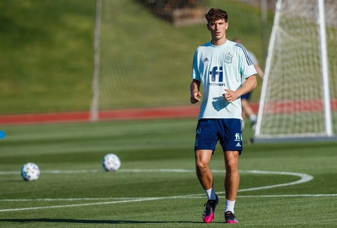 El jugador del Villarreal CF Pau Torres en un entrenamiento con la selección española en Las Rozas (Madrid), antes de la Euro 2020