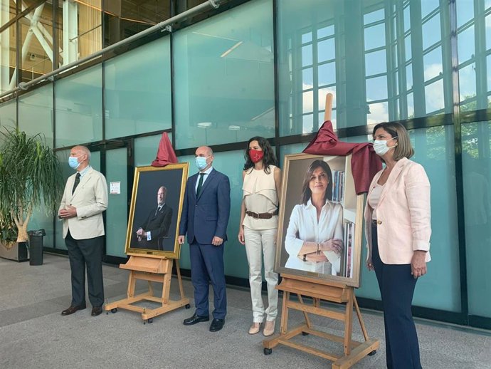 El presidente de la Asamblea de Madrid, Juan Trinidad, junto los expresidentes de la Cámara regional Paloma Adrados y José Ignacio Echeverría y sus retratos.