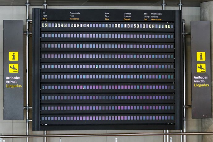Archivo - Paneles informativos del aeropuerto de Manises donde se pueden ver las indicaciones del único vuelo, procedente de Zurich. Este, es el primer vuelo internacional desde que se decretó el confinamiento por la crisis sanitaria, donde la aeronave 