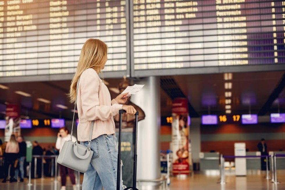 Archivo - Viajera en un aeropuerto.