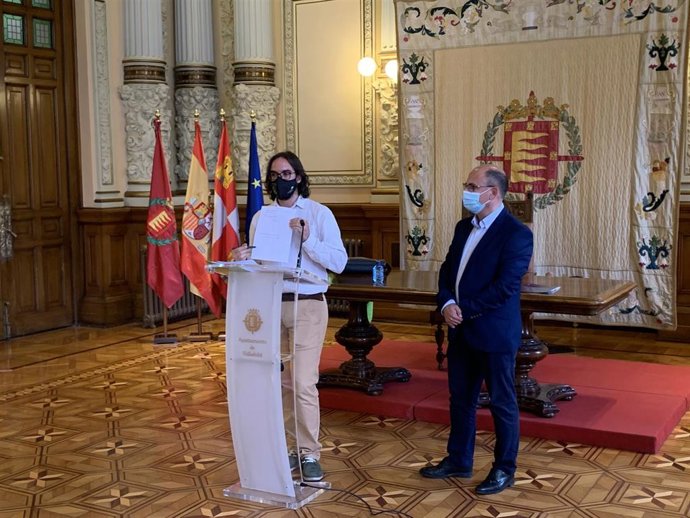 El gerente de Auvasa, junto al concejal Luis Vélez, muestra el examen de la anterior convocatoria de conductores de Auvasa.