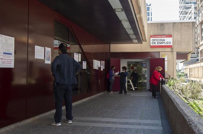 Varias personas en la puerta de una oficina del SEPE 