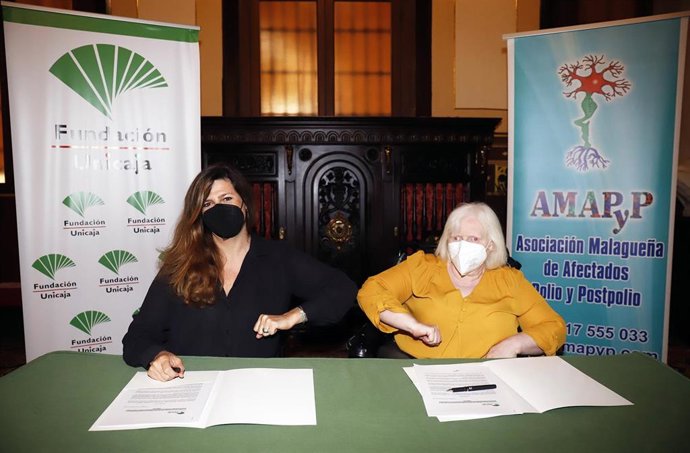 Fundación Unicaja apoya a afectados de polio de Málaga en un estudio para mejorar su atención sanitaria. En la imagen Ana Cabrera, de Fundación Unicaja; y Gracia Acedo, de la Asociación Malagueña de Afectados Polio y Post Polio (AMAPyP)