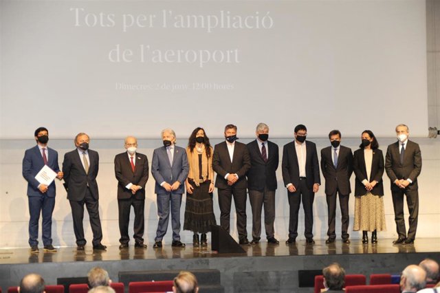 Los participantes del acto 'Tots per l'ampliació de l'aeroport' en Esade.