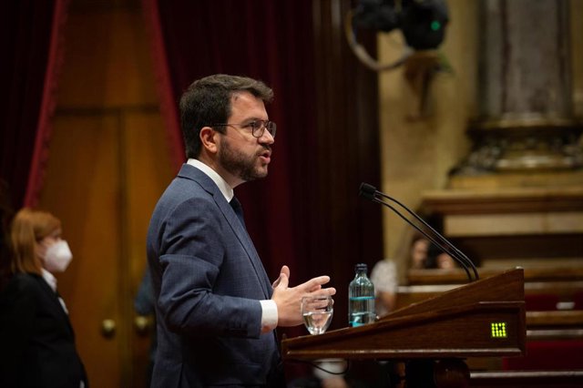 El president de la Generalitat, Pere Aragonès, interviene en el pleno del Parlament. 