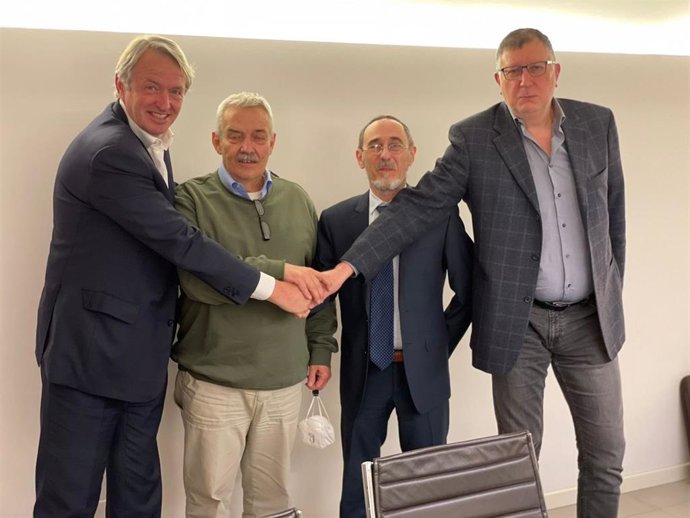 Oscar Pierre (Aggity) escenifica el acuerdo con Alvise Giannoto, Maurizio Valbusa y Ezio Tirelli.