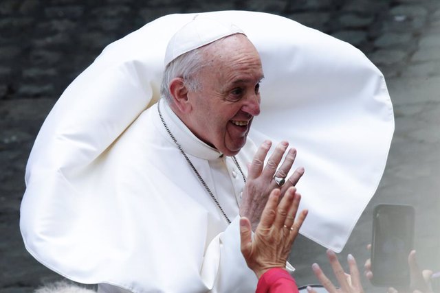 19 May 2021, Vatican, Vatican City: Pope Francis greets faithful during his weekly general audience in the courtyard of St. Damaso at the Vatican. Photo: Evandro Inetti/ZUMA Wire/dpa