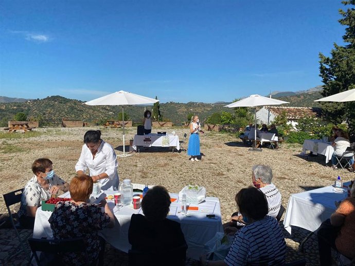 La Diputación de Málaga impulsa un proyecto para fomentar hábitos saludables y reducir la brecha digital en mayores